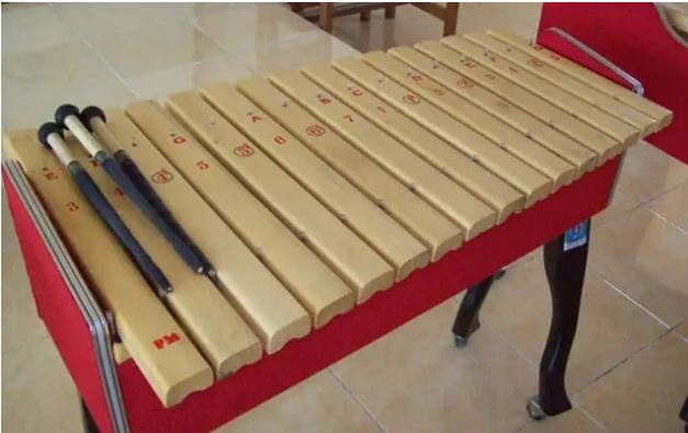 Seruling harmonika pianika sarone talempong merupakan jenis alat musik